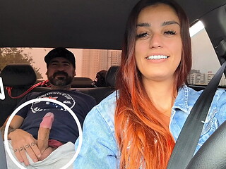 Motorista de APP pega passageiro se masturbando por tr&aacute_s e deu pra ele no carro!