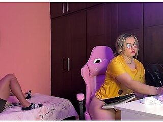 Garganta Profunda In My College Roommate Doesnt Let Me Study And Ends Up Cumming On My Face, Great Ending