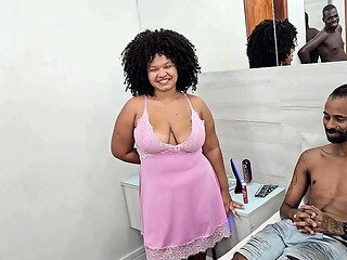 Primeira vez no porno da gordinha safada Barbie Marley fodendo com dois e ganhando leite na boca
