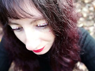Donna INCINTA con rossetto ti porta nel bosco e ti fa una SEGA!