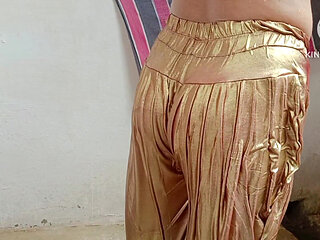 How Is Bhabhi Dressing up for Her Friend Full Hot Romantic Bathing Stepsister