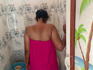 Housewife real bathing viral video