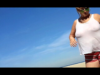 Grandes peitos na praia