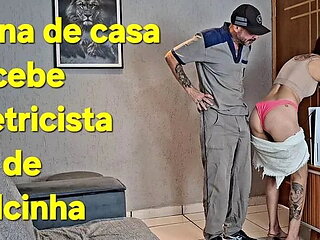 Manutencista  provocado pela dona de casa de calcinha!