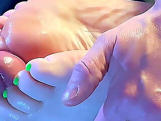 Amateur Housewife Foot Fucking Oiled Wrinkled Soles