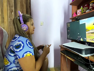 Horny. gamer siendo follada en plena pardita mientras juega