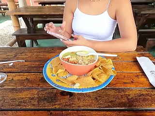 LA CHICA DE TINDER ACEPTA IR A COMER Y DESPUES DE LA COMIDA VIENE LA FOLLADA HASTA EYACULAR