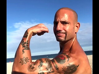 MAXXX LOADZ FLEXING AT THE BEACH