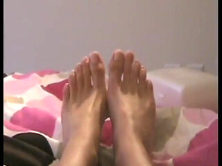 She show us her fresh nails and feets