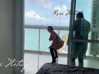 Corno do meu marido me filmando enquanto eu me exibia na varanda para os vizinhos