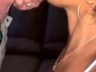 Enganei minha melhor amiga em um jogo e fiz ela chupar