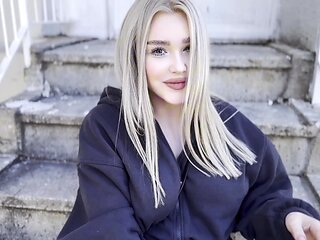 Petite Blonde In A Beauty Shows Her Pussy And Tits On The Street On The First Date!