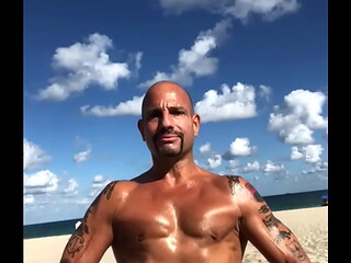 MAXXX LOADZ FLEXING AT THE BEACH