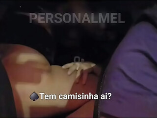 ALEM DE FICAR DE MOTORISTA ENQUANTO A MELHOTWIFE CHUPAVA O AMIGO, O MARIDO TEVE Q EMPRESTAR A CAMISINHA PRO MACHO PODER ME COMER GOSTOSO NO CARRO