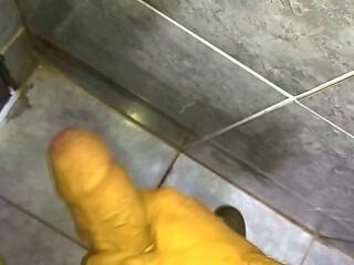 Punheta bem gostosa do corno no banheiro