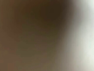 la chica de limpieza me pillo tocandome y me dio una mamada