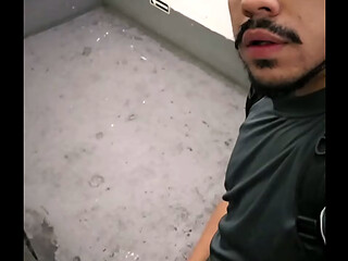 Mijando em banheiro p&uacute_blico e tomando porra de macho