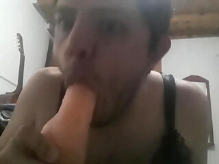Chupando el juguete de mami 17