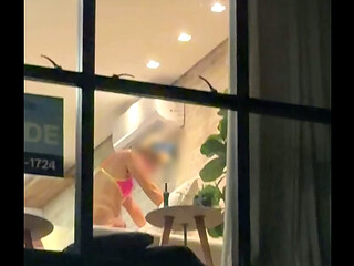 MARIDO CHEGOU MAIS CEDO E VIU A ESPOSA PELA JANELA