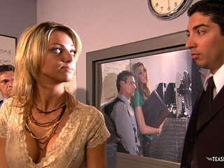 Athletic babe likes having her pussy licked in a steamy hot shower