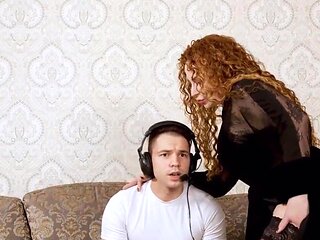 Frizzy hair gamer MILF wants to suck and get fucked