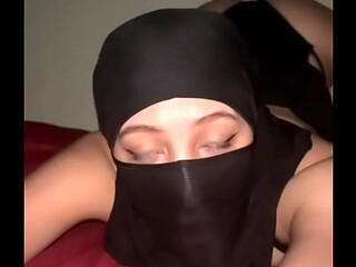 Muslim ass show in hijab &ndash_ naughty arab girl bounces butt and plays with her juicy booty