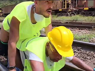 OS OPERARIOS PEGARAM PESADO NA HORA DO ALMO&Ccedil_O FUDERAM O COLEGA PASSIVO E DERAM MUITO LEITE DE SOBREMESA (TEASER)