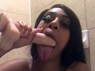 Webcam beauty and her toys have solo sex