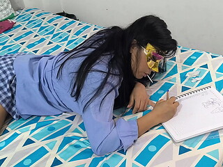 Wanita berseragam itu mengerjakan PR-nya dengan rok pendek! Dia cantik dan genit.