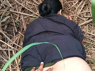 Ganne ke khet mein bhabhi ki gand chudai Indian sex video
