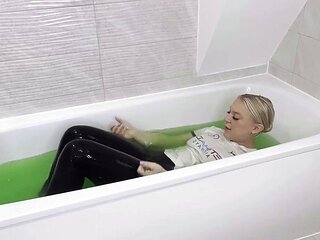 Emily'S Messy Slime Bath