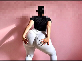 beautiful big-assed girl shaking it 2