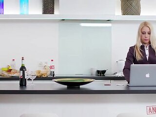 Nikky Thorne: Sexy Blonde Milf Gets Her Ass Stretched Out By Bbc