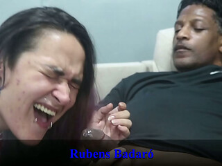 Neg&atilde_o roludo fode a mulher do corno na presen&ccedil_a dele (VIDEO COMPLETO NO RED/SHEER)