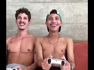 NOVINHO PERDEU NO GAME E TEVE DE SENTAR NO PAUZ&Atilde_O DE 25CM