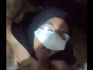 Cewek Indonesia ngentot di kamar mandi sambil minum air kencing