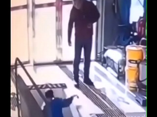 Jovem cai em buraco de novinha