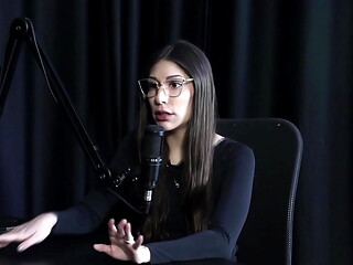 Com dezenove anos decidiu fazer atendimentos, teve um relacionamento abusivo, fugiu de casa, e seu primeiro cliente a tratou bem - Melina Khalifa (WATCH ON: SHEER/RED)