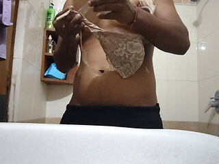 Madam ko bathroom mein nangi nahate hue dekha
