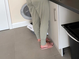 Dishes Vs. Full Bladder I Lost Control and Piss in Pants