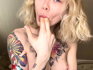 Amateur Webcam Cute Teen Plays Solo with Big Dildo