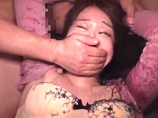 02973,A woman who screams in agony