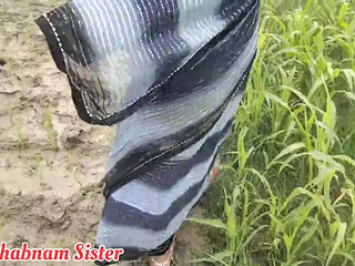 Village Bhabhi Wearing Saree and Fuck on Field.