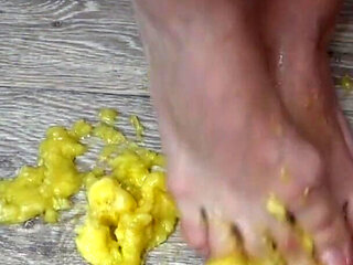 Babe with nice legs, crush a banana with her feet, perfect footjob ending