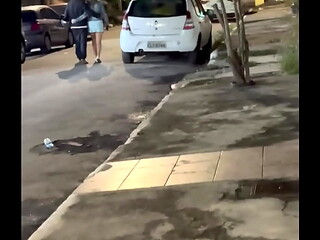 Cantada no bar, comida na moita, Belinha n&atilde_o resistiu ao tes&atilde_o da rua