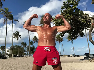 MAXXX LOADZ FLEXING AT THE BEACH