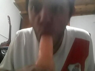 Chupando el juguete de mami 18