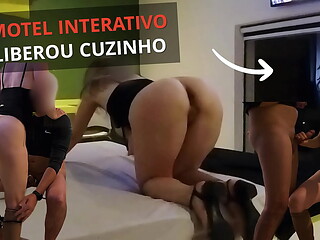 Motel Interativo - Macho comeu e gozou no cuzinho que escorreu pra bucetinha. A camisinha saiu e fui comida no pelo. Corno ficou s&oacute_ olhando pelo vidro.
