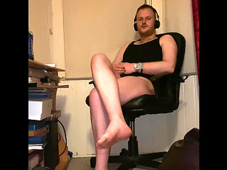 Ava Maxwell makes employee kiss her feet