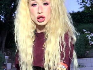 Brunette Tranny jerking in hard dick in solo Webcam